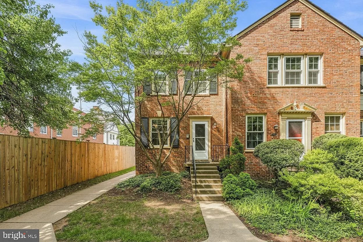 1 bed, 1.0 bath, 840 sqft, $2,300 — Photo 1