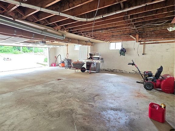 5th image of 9436 Maple St