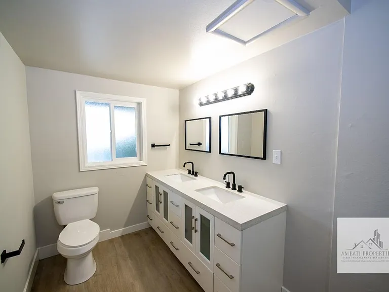 1136 E Griffith Way — Photo 19