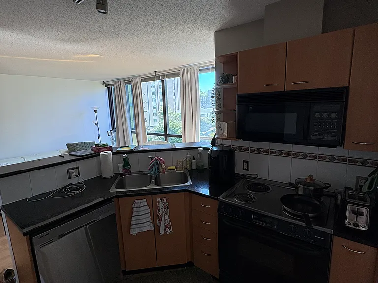 Alberni St — Photo 12