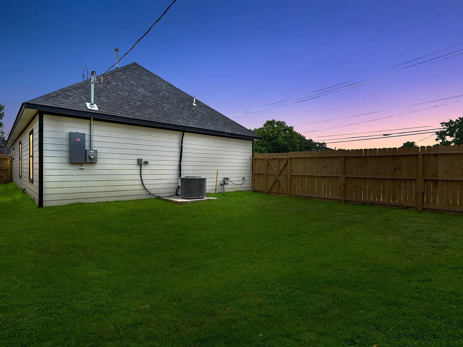 4 bed, 2.0 bath, 1550 sqft, $2,000 — Photo 2