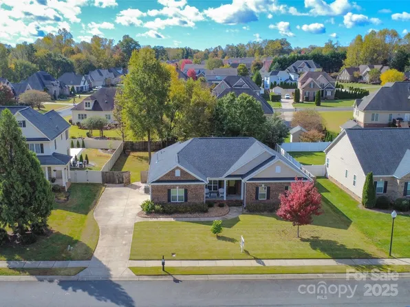128 Coral Rutledge Dr, Mount Holly, NC 28120