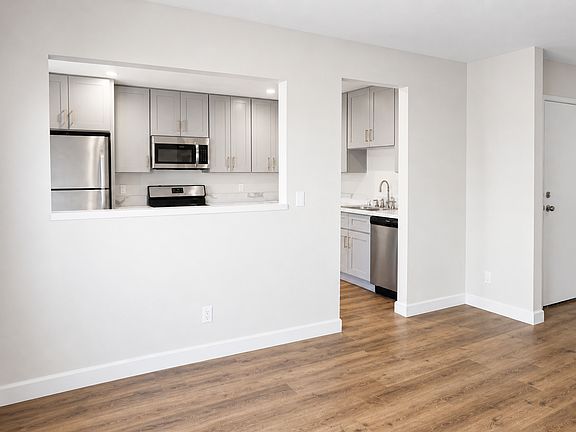 3rd image of 11441 Oxnard St #21