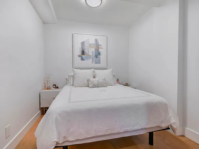 161 W 16th St #5E — Photo 4