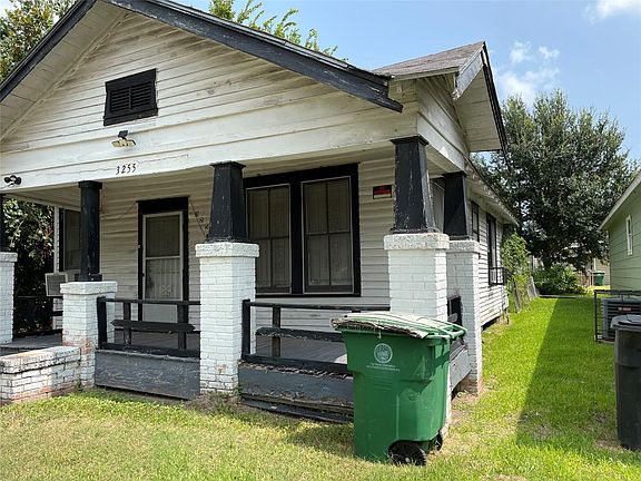 2nd image of 3255 Reeves St