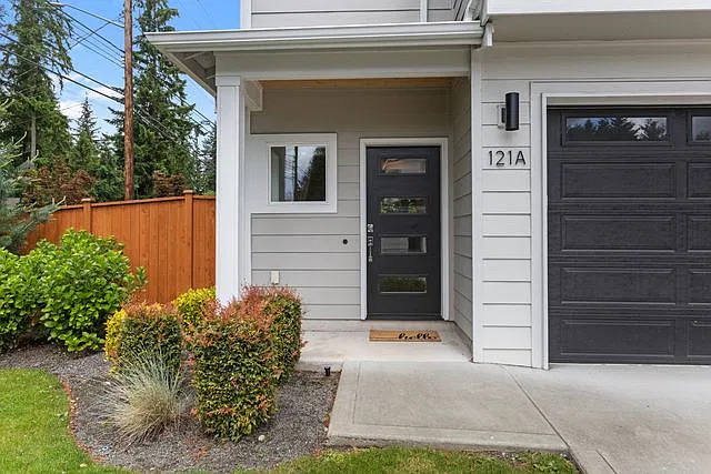 3 bed, 2.5 bath, 1993 sqft, $3,295 — Photo 2