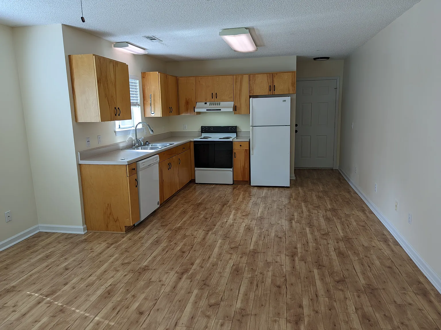 Summerville Manor — Photo 2