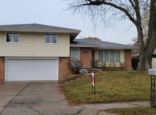 1909 77th St, Windsor Heights, IA 50324