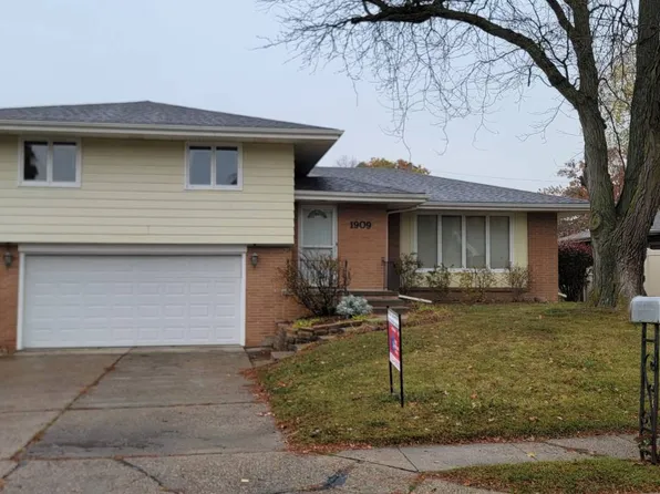 1909 77th St, Windsor Heights, IA 50324