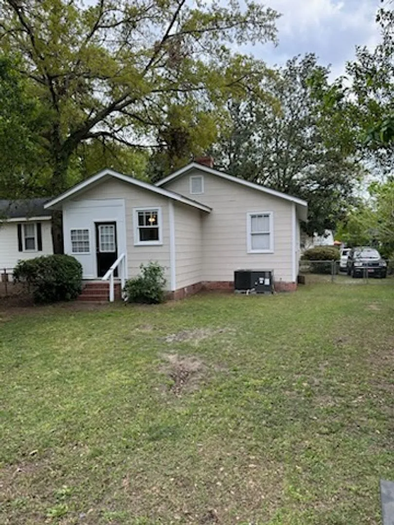 Cozy Two Bedroom Home In Park Circle — Photo 3
