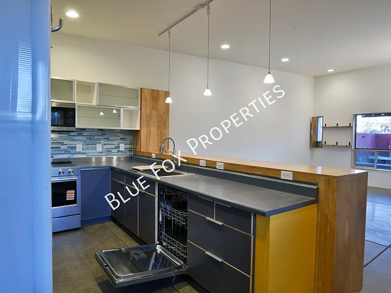 1150 E 15th St — Photo 11