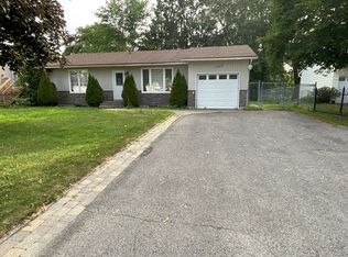 1060 Bourget Ave, Ottawa, ON K1J8C2