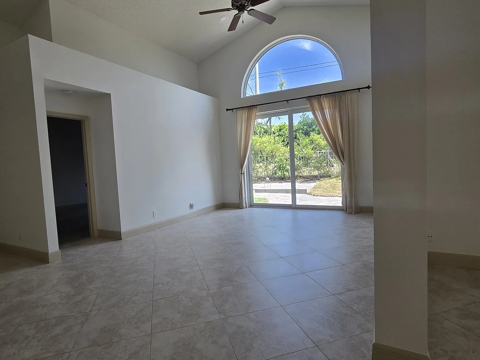 3 bed, 1958 sqft, $4,700 — Photo 4