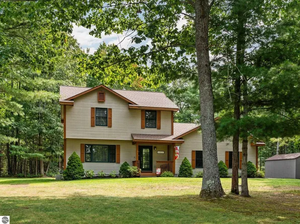 1599 White Oak Ln, Interlochen, MI 49643