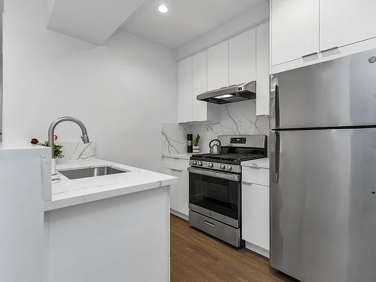 925 Pierce — Photo 1
