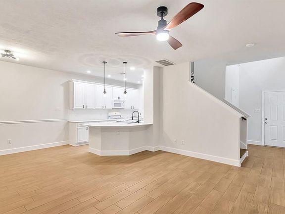 3rd image of 131 Gallery Cove Ct