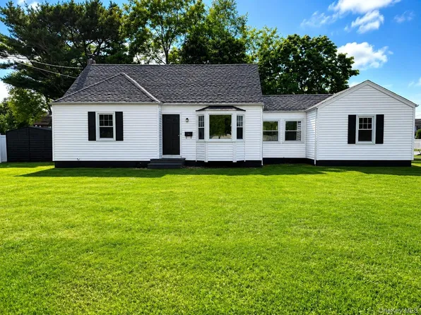 392 3rd Avenue, Bayport, NY 11705