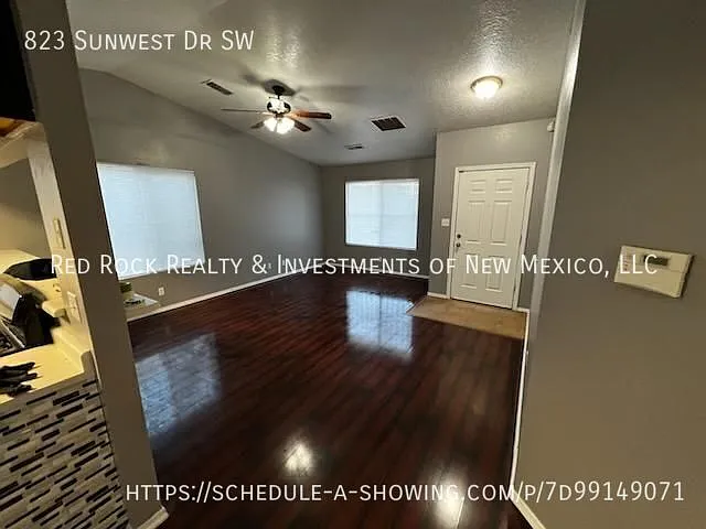 Charming 4 Bed, 2 bath home — Photo 3