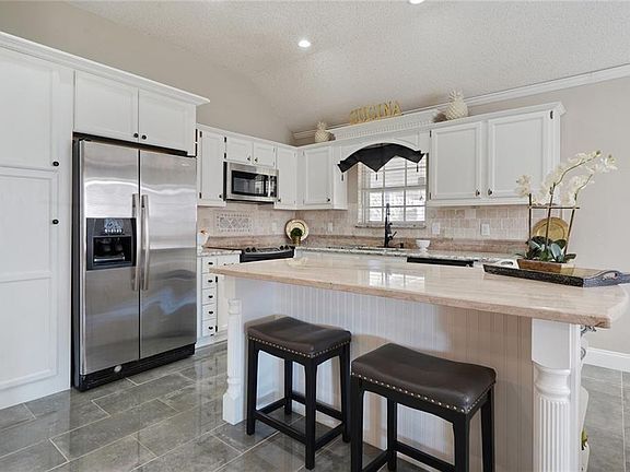 5th image of 2240 W Canterbury Dr