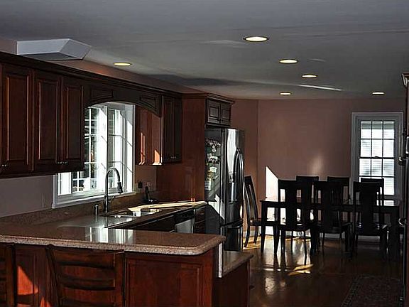 4th image of 18 Neptune Dr W