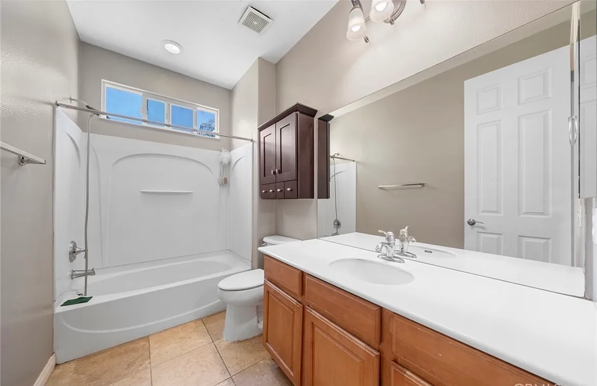 3 bed, 4369 sqft, $1,100 — Photo 2
