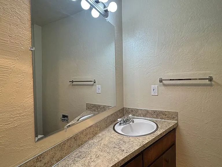 2705 Oak St #10 — Photo 2