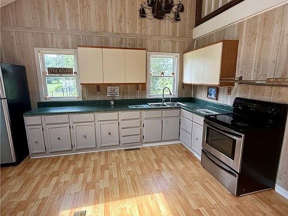 3rd image of 561 Shore Dr