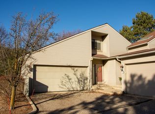 580 Ashley Cir, Rochester, MI 48307