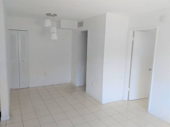 5th image of 435 NE 23rd St APT 407