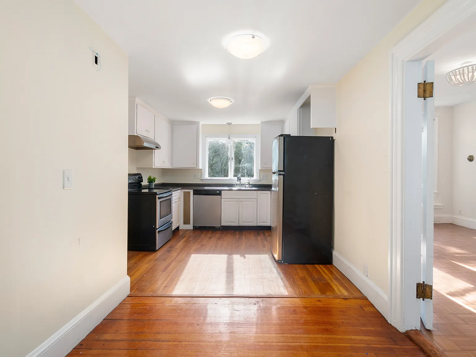 3 bed, 1.5 bath, 2030 sqft, $3,900 — Photo 3