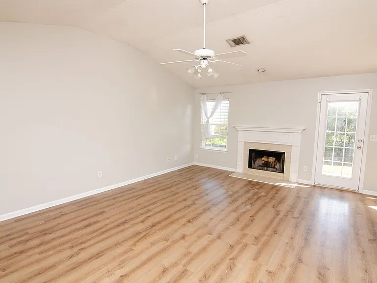 1912 Portview Dr — Photo 3