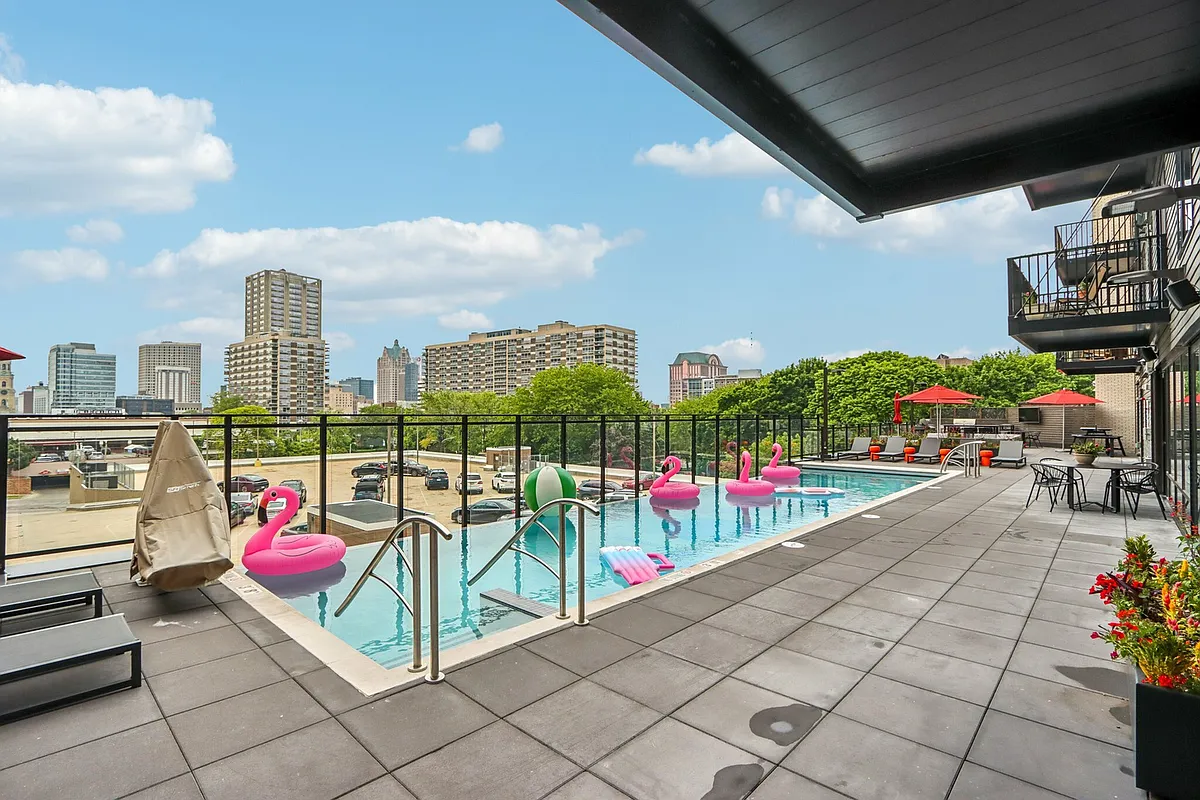 Pool Deck - Nova