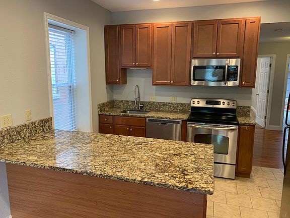 3rd image of 461 Laurel St Floor 2