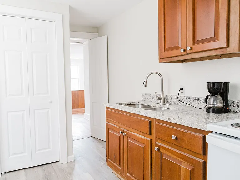 848 Hillyer Ave — Photo 5