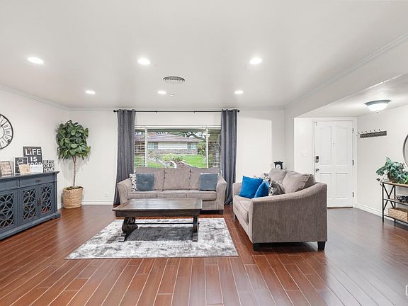 5th image of 1811 Country Club Dr