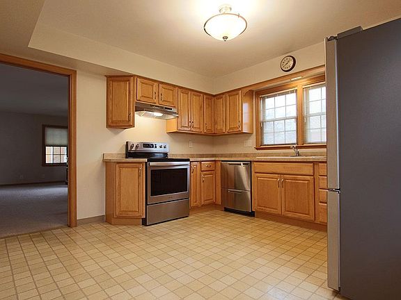 Large Eat-In Kitchen