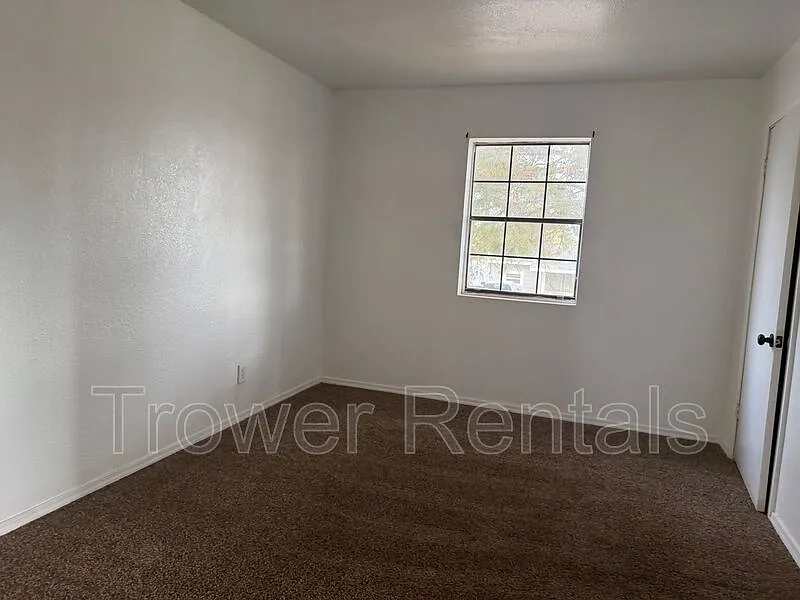 5 bed, 3.0 bath, 3308 sqft, $2,000 — Photo 4