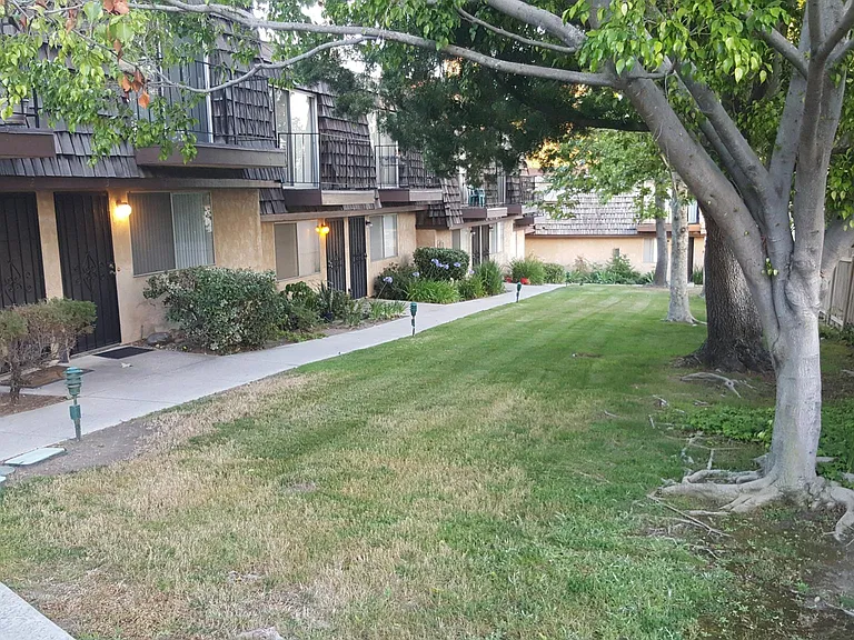 5637 Lake Park Way #6 — Photo 38