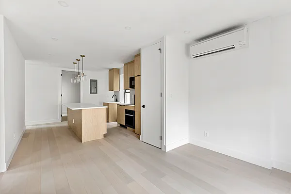 Rented by SERHANT. | media 11