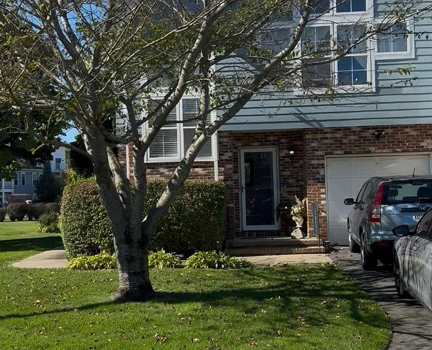 20-22 Broadlawn Dr