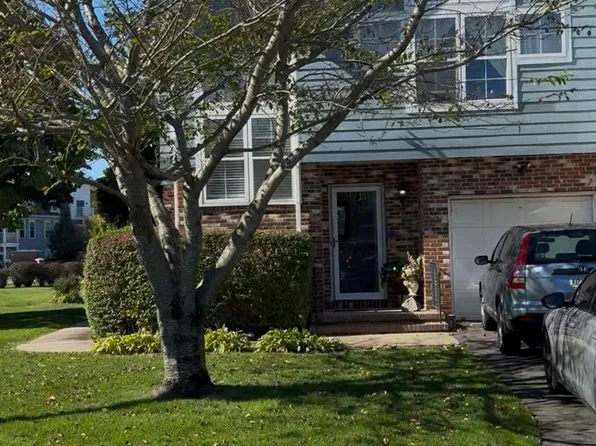 20-22 Broadlawn Dr, Central Islip, NY 11722