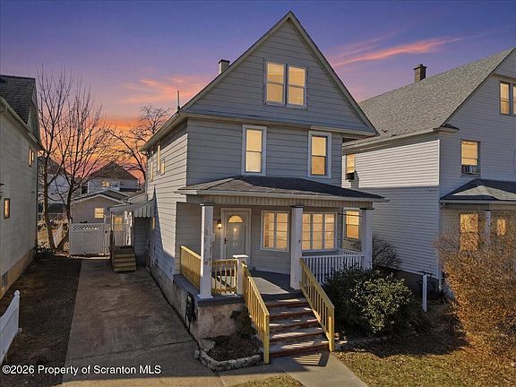 3rd image of 1127 Rundle St