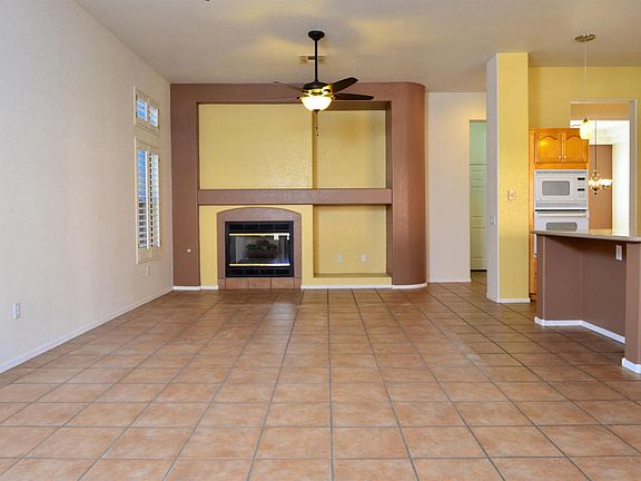 5th image of 1071 E Versailles Dr