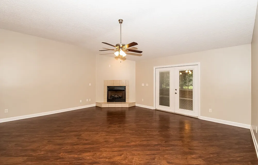 4 bed, 2.0 bath, 2500 sqft, $2,490 — Photo 2