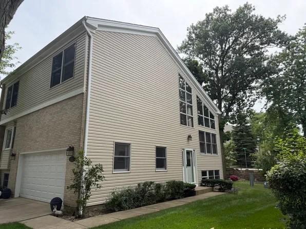 222 Thomas Dr, Wood Dale, IL 60191