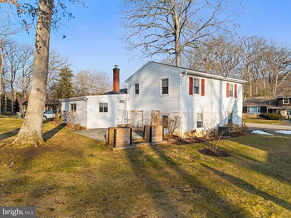 3rd image of 956 Shady Ln