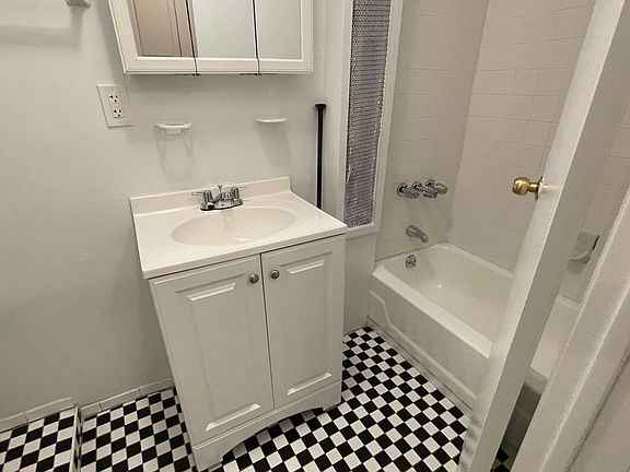 5th image of 226 E 83rd St Floor 22-3