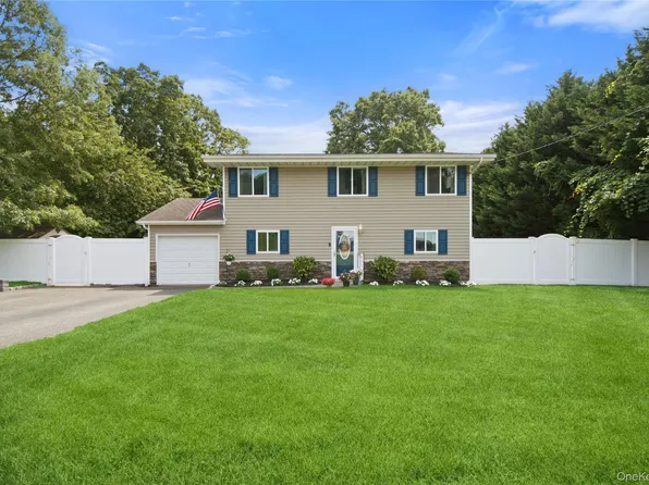 4 Acorn Street, Ronkonkoma, NY 11779