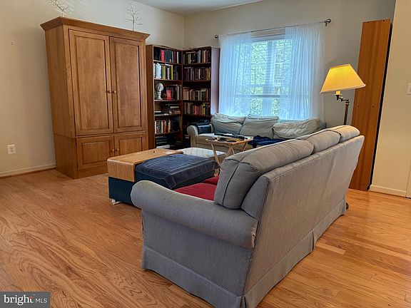 3rd image of 331 Hollis Cir