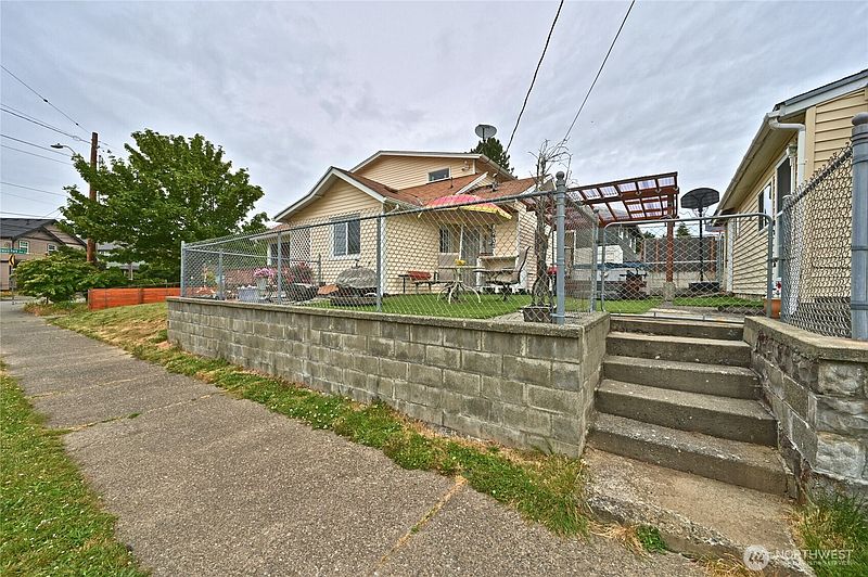 4th image of 5402 S Cloverdale Street